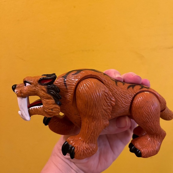 🐇 Saber Tooth Tiger walks after being winded up!  Watch the video! Mattel, Inc. - Picture 3 of 10